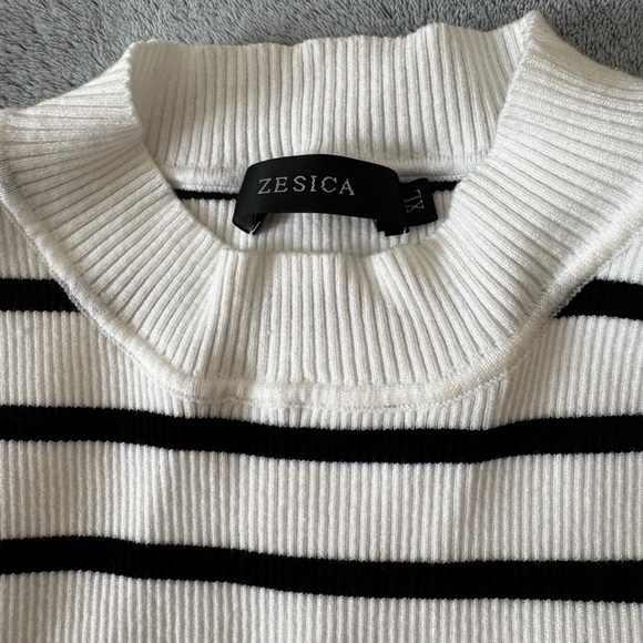 Striped Black and White Sleeveless High Neck Top - Picture 4 of 5